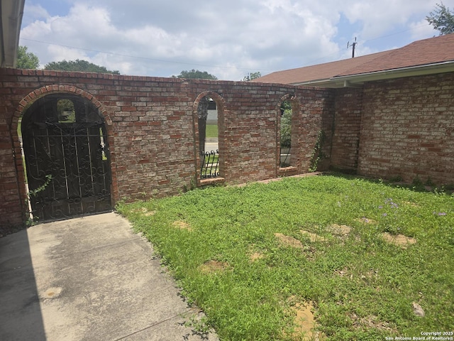 5214 King George, San Antonio, TX 78229 - view of grassy yard featuring a gate