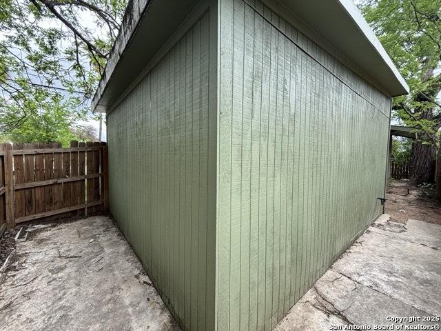 1014 Montana, San Antonio, TX 78203 - view of side of home