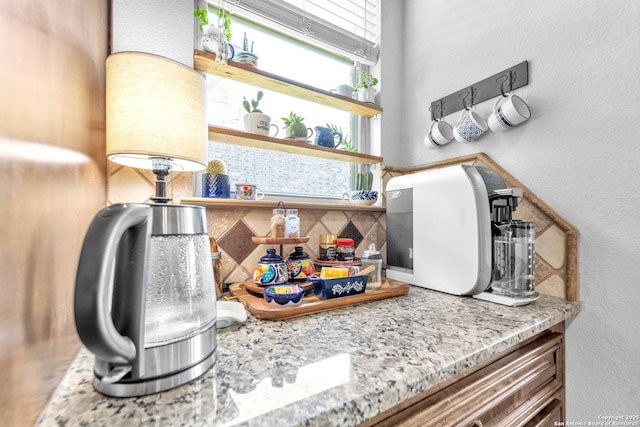27306 Dana Crk, Boerne, TX 78015 - detailed view of decorative backsplash and a textured wall
