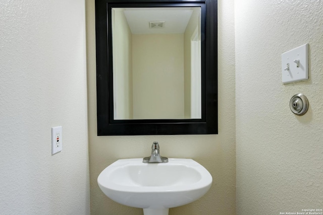 11906 Creek Peak, San Antonio, TX 78253 - bathroom with a textured wall