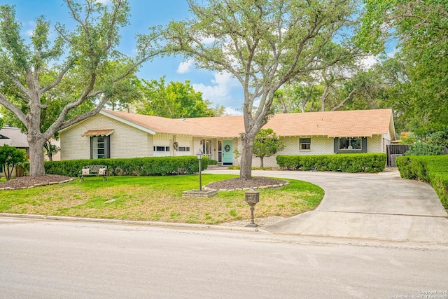 505 Winfield Blvd, Windcrest, TX 78239 - ranch-style home featuring a front lawn, curved driveway, and brick siding