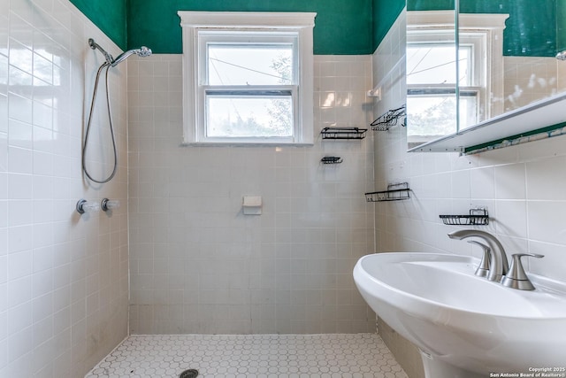 521 Kayton, San Antonio, TX 78210 - full bath featuring tiled shower and tile walls