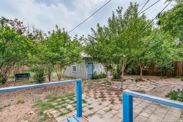 521 Kayton, San Antonio, TX 78210 - view of yard featuring a patio and an outdoor structure