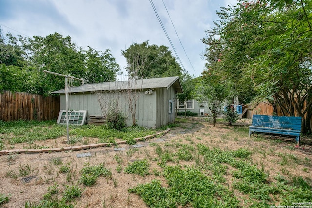 521 Kayton, San Antonio, TX 78210 - view of yard featuring an outdoor structure