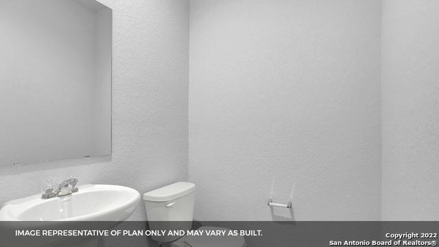 21039 Watercourse Way, San Antonio, TX 78266 - bathroom with toilet and a textured wall