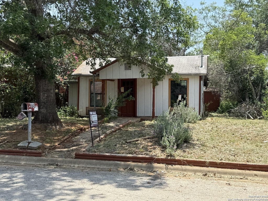 122 N Garcia, Pearsall, TX 78061 - view of front of home with roof with shingles