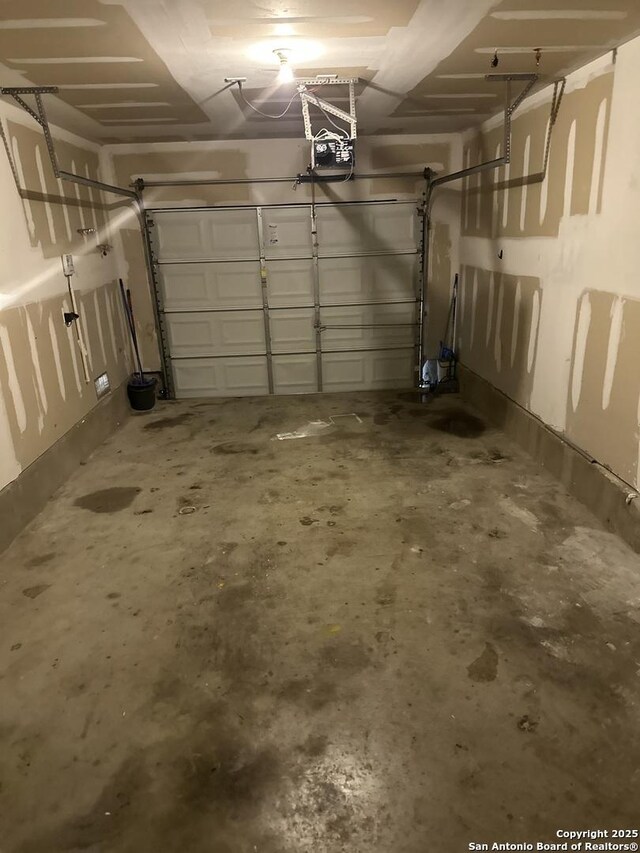 4606 Gambels Quail, Converse, TX 78109 - garage with a garage door opener