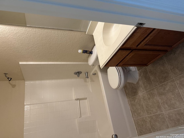 4606 Gambels Quail, Converse, TX 78109 - full bathroom with a shower