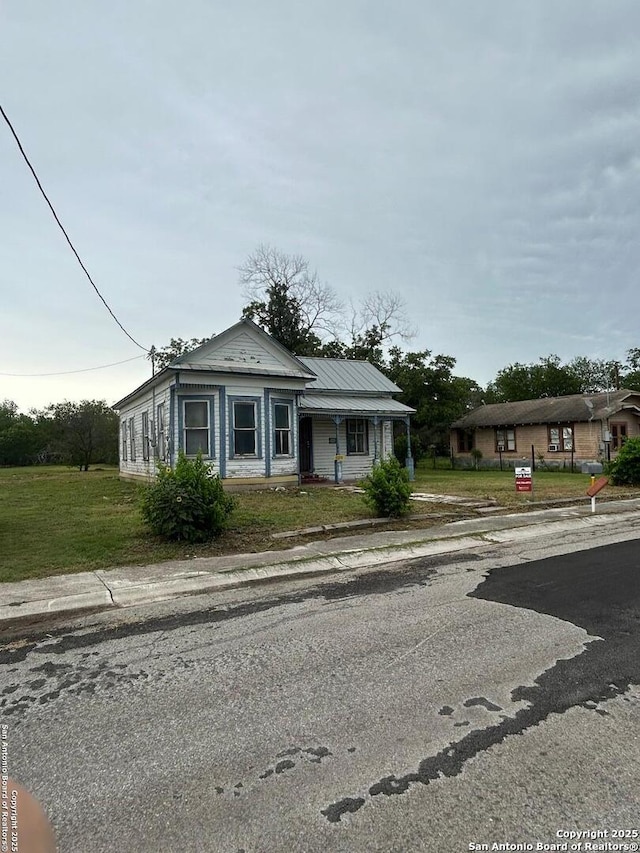 316 W Seideman St, Seguin, TX 78155 - view of front of home with a front yard