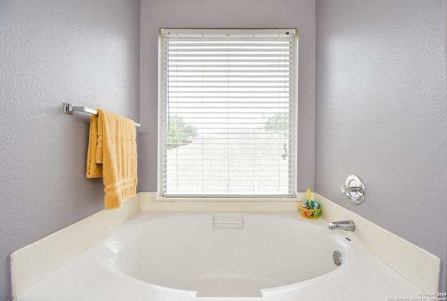 10310 Mission Crk, Converse, TX 78109 - bathroom with a bath and a textured wall
