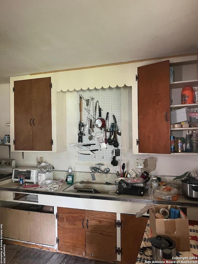 168 Water St, Pipe Creek, TX 78063 - kitchen with wood finished floors and light countertops