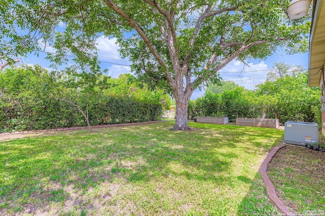 142 Winn, Universal City, TX 78148 - view of grassy yard