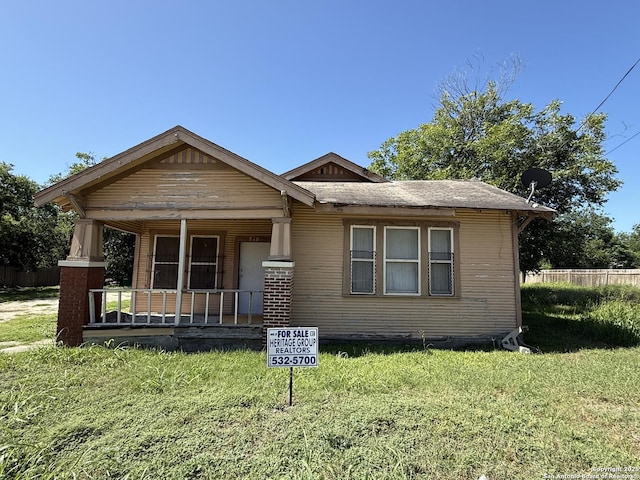 918 Potomac, San Antonio, TX 78202 - view of front facade with a porch and a front yard
