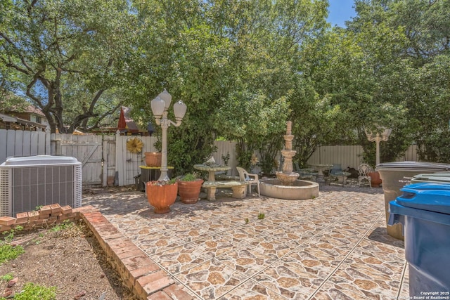 2102 Border Ml, San Antonio, TX 78230 - fenced backyard featuring a patio area