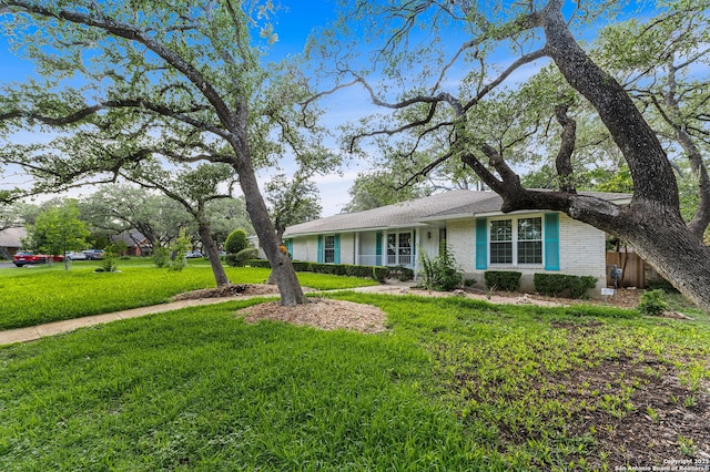 3523 Red Oak, San Antonio, TX 78230 - ranch-style home featuring a front lawn and brick siding