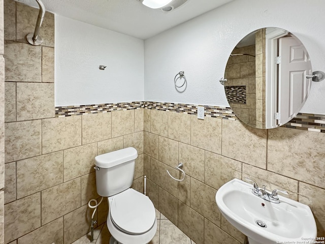 102 Aganier Ave, San Antonio, TX 78212 - bathroom with tile walls