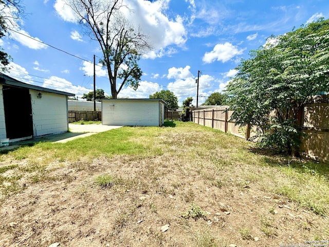 806 Ceralvo, San Antonio, TX 78207 - fenced backyard with an outbuilding