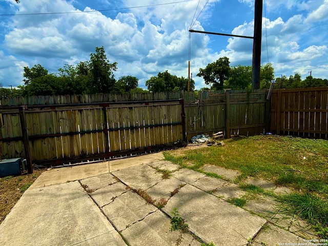 806 Ceralvo, San Antonio, TX 78207 - fenced backyard featuring a patio area