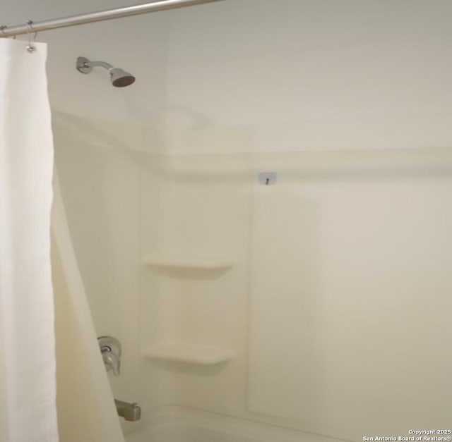 7119 Satellite Way, San Antonio, TX 78252 - full bathroom with shower / tub combo with curtain
