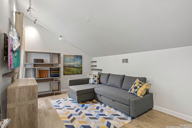 2915 Quail Oak, San Antonio, TX 78232 - living area with wood finished floors and vaulted ceiling
