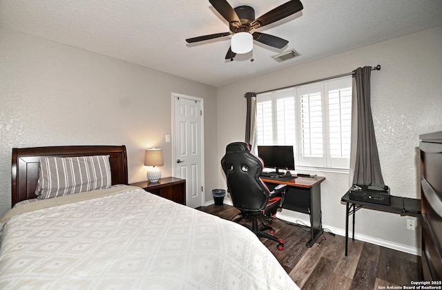 21539 Bubbling Crk, San Antonio, TX 78259 - bedroom with wood finished floors, an office area, a textured wall, and a ceiling fan