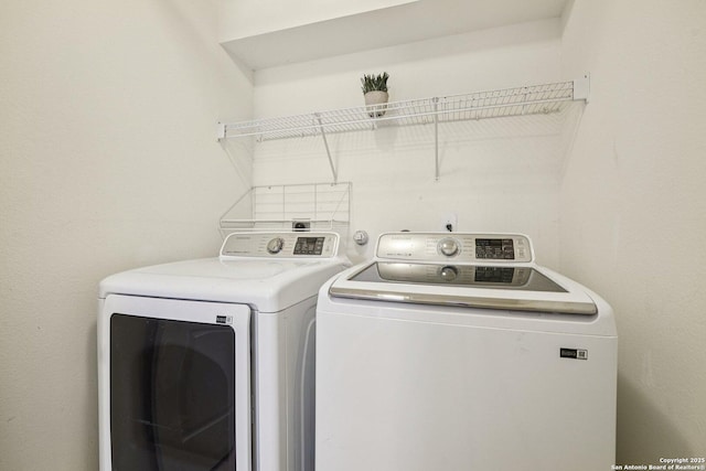 614 Granite Clf, San Antonio, TX 78251 - laundry area featuring washing machine and clothes dryer
