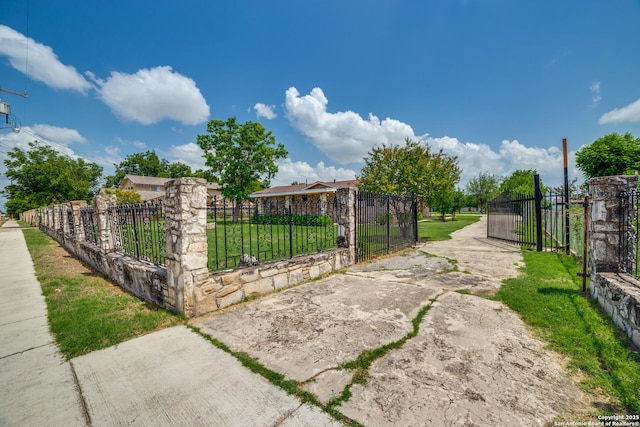 606 W Baetz Blvd, San Antonio, TX 78221 - view of gate
