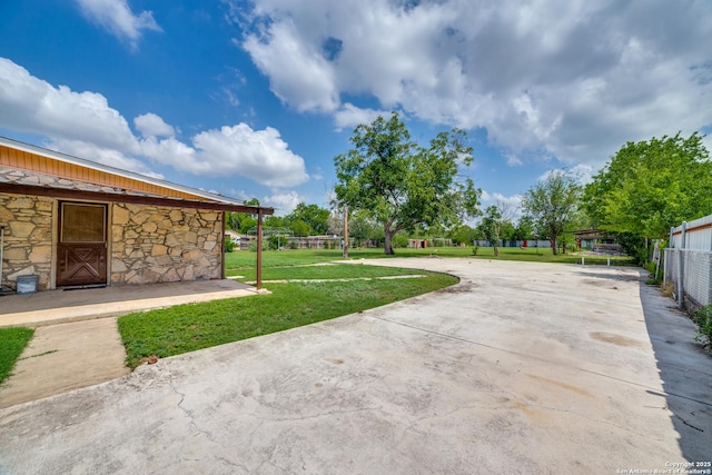 606 W Baetz Blvd, San Antonio, TX 78221 - view of yard featuring driveway