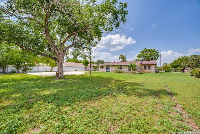 606 W Baetz Blvd, San Antonio, TX 78221 - view of yard