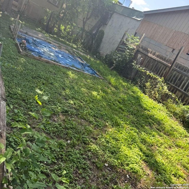 135 Roberts, San Antonio, TX 78207 - view of yard
