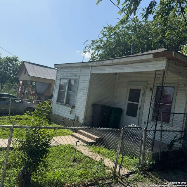 135 Roberts, San Antonio, TX 78207 - view of home's exterior