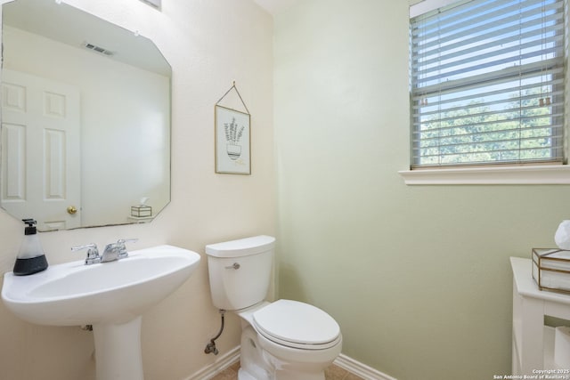 6410 Ruffled Grouse, San Antonio, TX 78233 - bathroom with baseboards