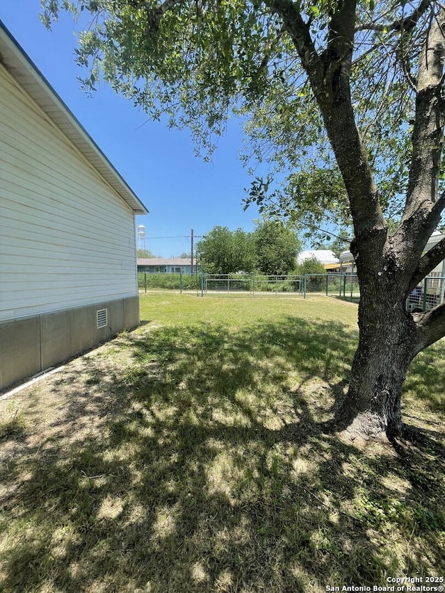 207 S Edwards, Charlotte, TX 78011 - view of yard