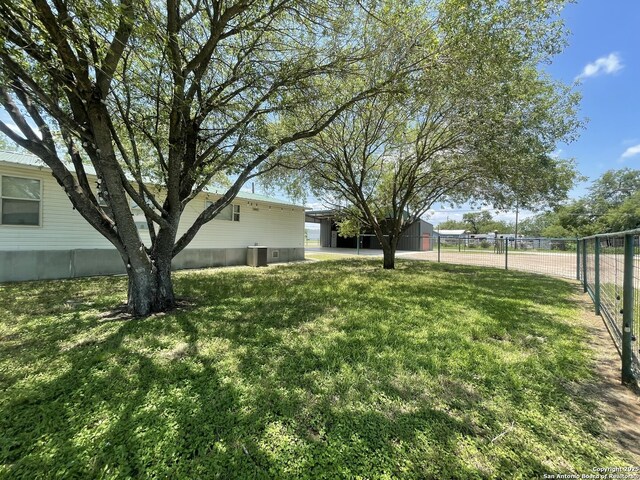 207 S Edwards, Charlotte, TX 78011 - view of yard