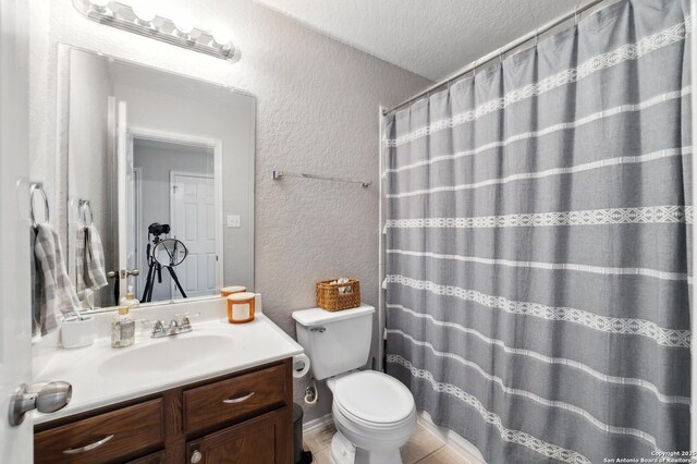 811 Cormorant, San Antonio, TX 78245 - full bathroom featuring a textured wall, a textured ceiling, vanity, and curtained shower