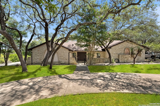 25615 Dull Knife Trl, San Antonio, TX 78255 - mid-century inspired home featuring stone siding and a front yard