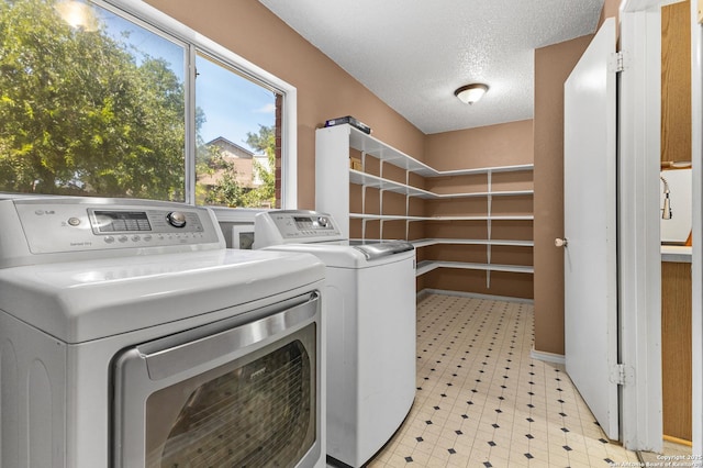 3934 Knollhaven, San Antonio, TX 78247 - laundry area with light floors, independent washer and dryer, and a textured ceiling