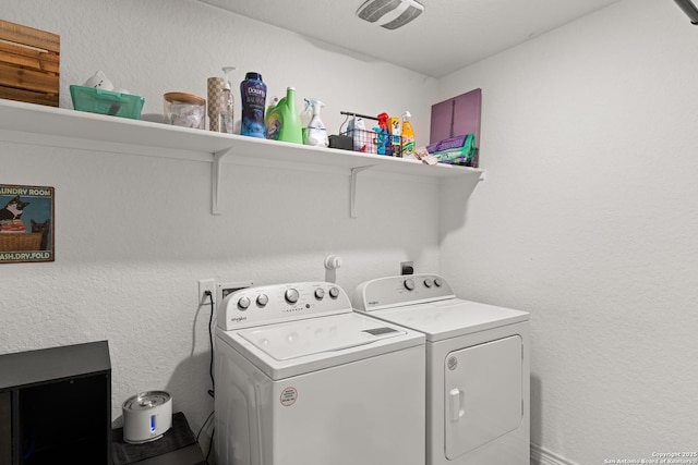 6583 Runaway, Converse, TX 78109 - laundry area featuring washing machine and dryer