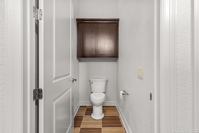 22715 Colibries, San Antonio, TX 78261 - bathroom featuring wood finished floors and a textured wall