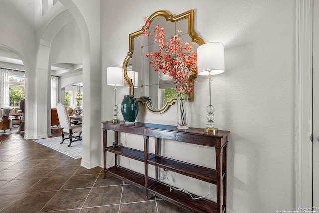 22715 Colibries, San Antonio, TX 78261 - tiled foyer entrance with arched walkways and baseboards