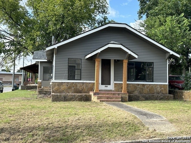 635 E Gonzales, Seguin, TX 78155 - bungalow-style home featuring stone siding and a front lawn