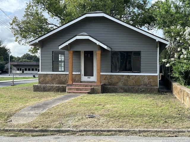 635 E Gonzales, Seguin, TX 78155 - bungalow-style home with stone siding and a front lawn
