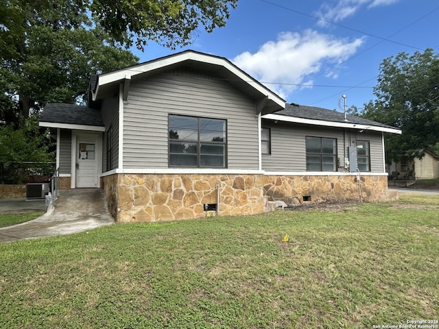 635 E Gonzales, Seguin, TX 78155 - view of front of property featuring stone siding, a front yard, and roof with shingles