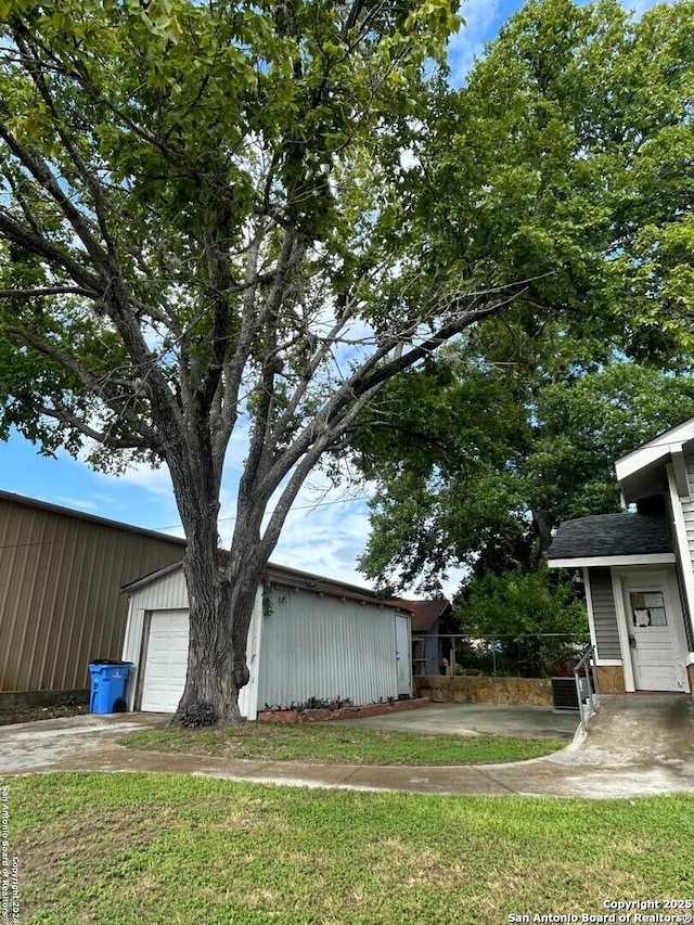 635 E Gonzales, Seguin, TX 78155 - view of yard with an outbuilding, a garage, and driveway