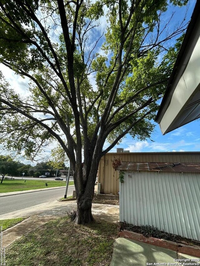 635 E Gonzales, Seguin, TX 78155 - view of yard