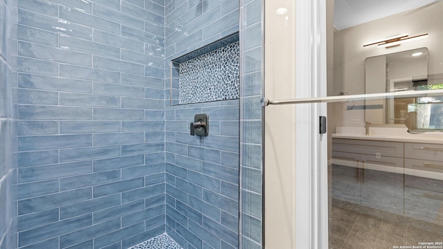 1069 Ivy Ln, Terrell Hills, TX 78209 - full bath featuring tiled shower and vanity