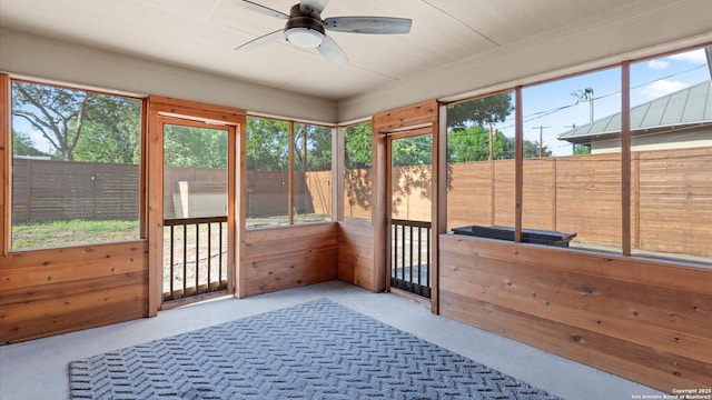 1069 Ivy Ln, Terrell Hills, TX 78209 - unfurnished sunroom with a ceiling fan