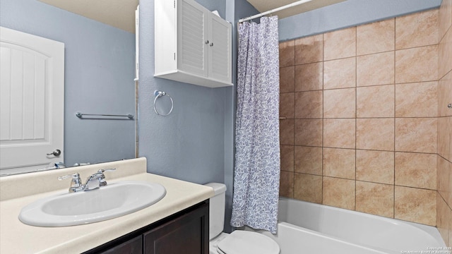 702 Pelican Pt, San Antonio, TX 78221 - full bath featuring vanity and shower / bath combo