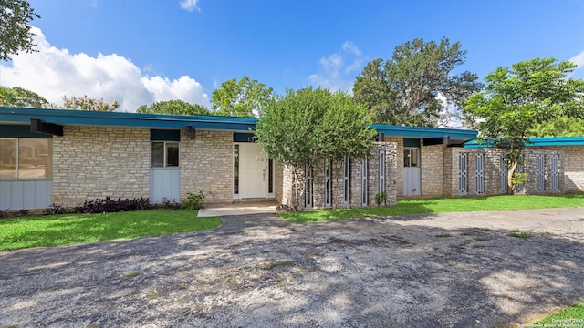 1318 Mount Vieja, San Antonio, TX 78213 - mid-century inspired home with stone siding and a front yard
