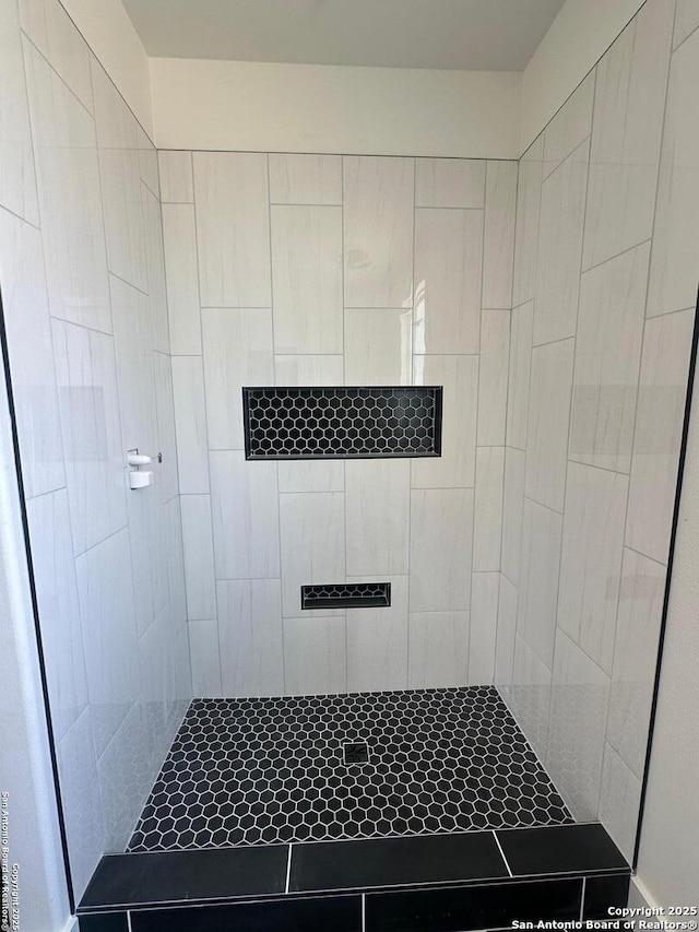 129 Merion Ln, Vernia, TX 78121 - full bathroom featuring a tile shower